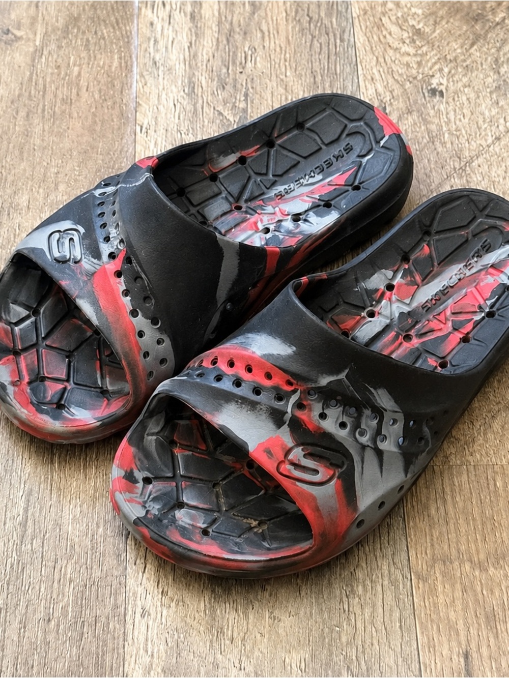 Skechers Kids Black & Red Slide Sandals with Marbled Detail